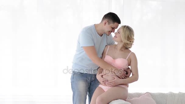 Gravid kvinna med maken. Framtida föräldrar, ömhet — Stockvideo
