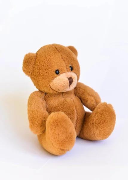 Коричневий іграшковий плюшевий ведмедик, ізольований на білому тлі — стокове фото