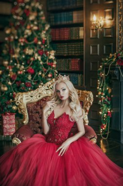 Kraliçe kadın bir Noel ağacı zemin karşı