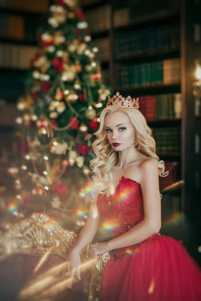 Kraliçe kadın bir Noel ağacı zemin karşı