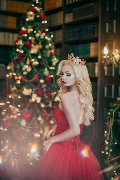 queen woman against the backdrop of a Christmas tree