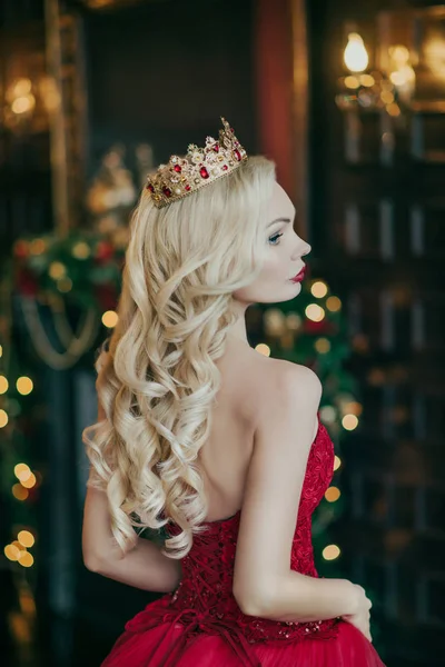 Kraliçe kadın bir Noel ağacı zemin karşı