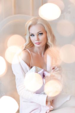 genç kadın Noel sabahı kahve içer ve yeni yıl hediyeleri alır