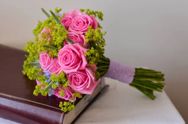 Нежный розовый букет невесты — стоковое фото