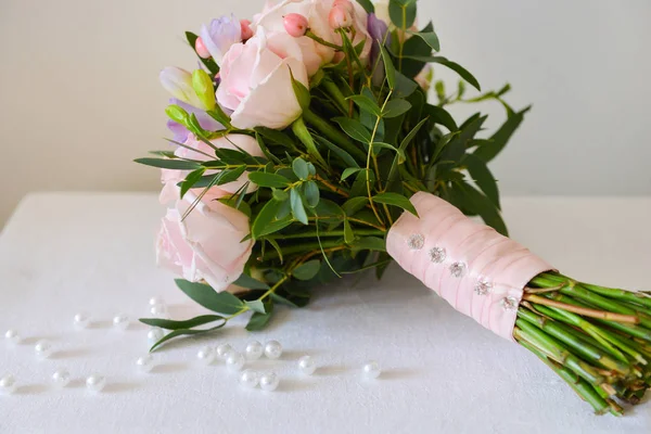 Нежный розовый букет невесты — стоковое фото