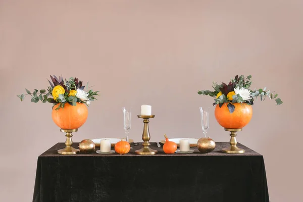 Осенний цветочный букет в тыквенной вазе на Хэллоуин. Накрытие стола для свадьбы — стоковое фото