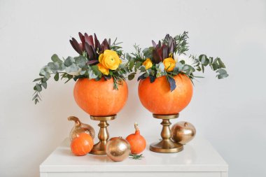 Cadılar Bayramı için kabak bir vazoda sonbahar çiçek buketi. Düğün için Tablo ayarı