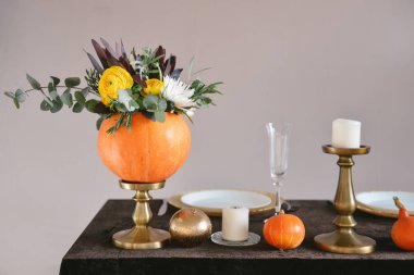 Cadılar Bayramı için kabak bir vazoda sonbahar çiçek buketi. Düğün için Tablo ayarı