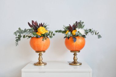 Cadılar Bayramı için kabak bir vazoda sonbahar çiçek buketi. Düğün için Tablo ayarı