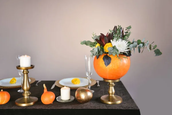 Jesienny bukiet kwiatów w wazonie dyni na Halloween. Nakrycie stołu do ślubu — Zdjęcie stockowe