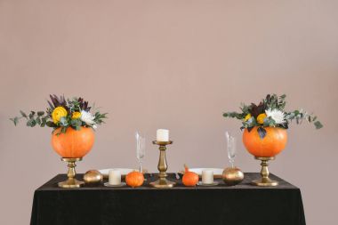 Cadılar Bayramı için kabak bir vazoda sonbahar çiçek buketi. Düğün için Tablo ayarı