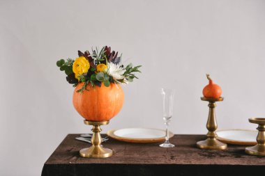 Cadılar Bayramı için kabak bir vazoda sonbahar çiçek buketi. Düğün için Tablo ayarı