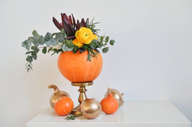 Cadılar Bayramı için kabak bir vazoda sonbahar çiçek buketi. Düğün için Tablo ayarı