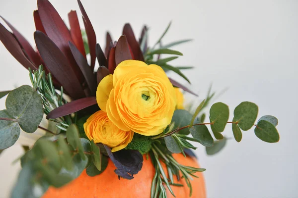 Осінній квітковий букет у гарбузовій вазі на Хеллоуїн. Набір столів для весілля — стокове фото