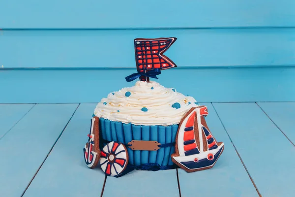 Tema laut. ulang tahun. menghancurkan kue untuk anak laki-laki. kapal biskuit, jangkar — Stok Foto