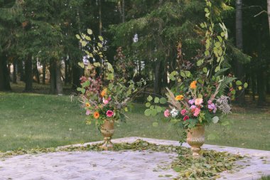 Düğün dekor iki büyük vazo stand yerde