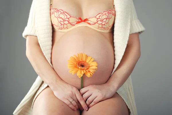 Ventre d'une femme enceinte gros plan — Photo