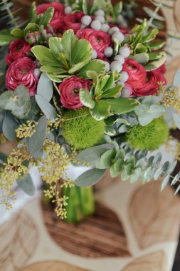 Bir sandalyenin üstüne bir buket bir bordo renk gelin olduğunu