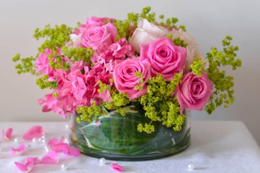 pembe bir gül ile çiçek kompozisyon