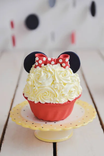 Romper el pastel cumpleaños decoración Mickey Mouse — Foto de Stock