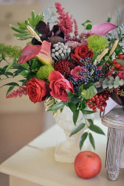 椅子の上は、バーガンディ色の花嫁の花束 — ストック写真