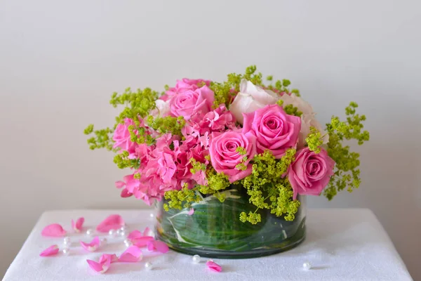 Цветочная композиция с розовыми розами — стоковое фото