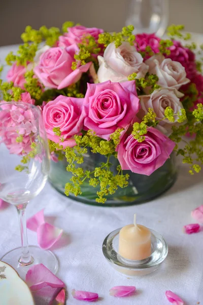 Квіткова композиція з рожевими трояндами — стокове фото