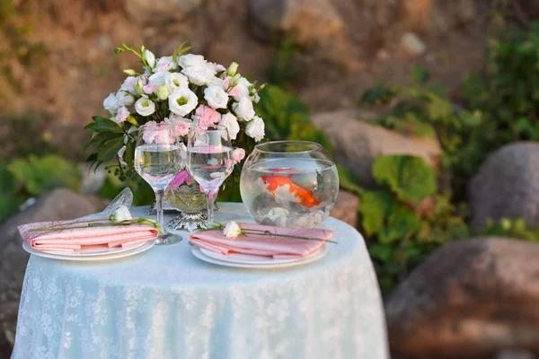 铺设表植物种类投标花束的婚礼 — 图库照片