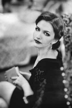 retro tarzı kapalı güzel kadın