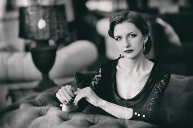 retro tarzı kapalı güzel kadın