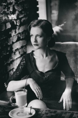 retro tarzı kapalı güzel kadın