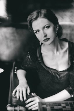 retro tarzı kapalı güzel kadın