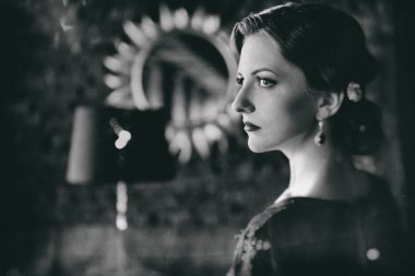 retro tarzı kapalı güzel kadın