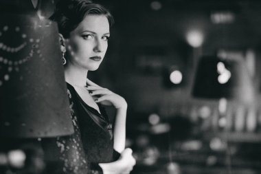 retro tarzı kapalı güzel kadın