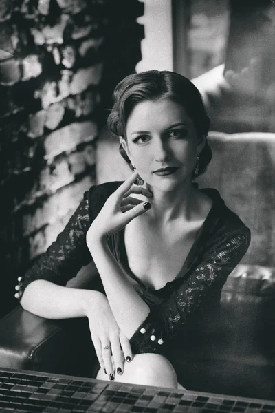 retro tarzı kapalı güzel kadın