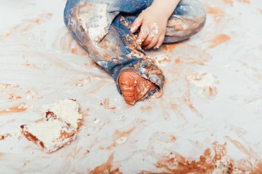 bir çocuğun ayak. doğum günü. Pastayı şut