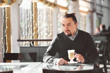 kahve içme kahve dükkanı Garden'da adam