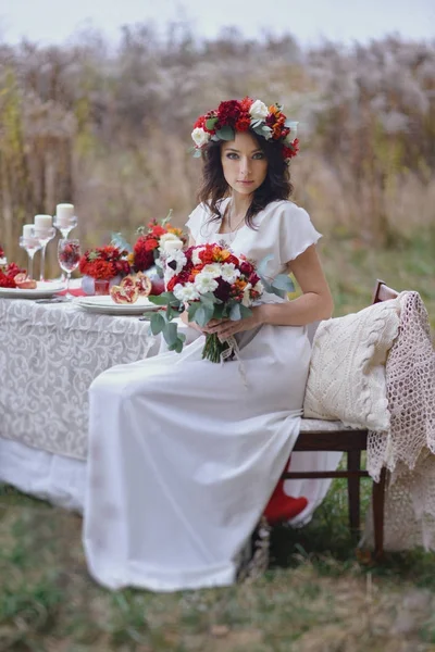Hösten porträtt av romantisk kvinna med blommor i håret — Stockfoto