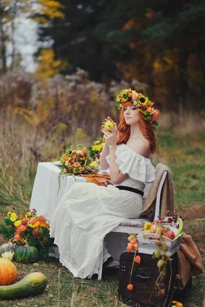 Sonbahar romantik Kızıl saçlı kadın bitki dekor tablo oturur