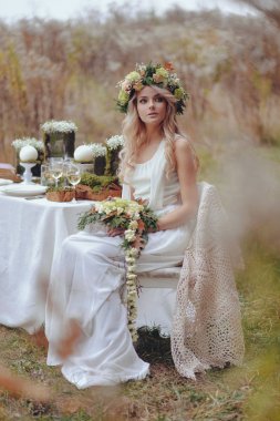 Sonbahar romantik sarışın kadın bitki dekor tablo oturur