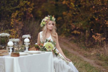 Sonbahar romantik sarışın kadın bitki dekor tablo oturur