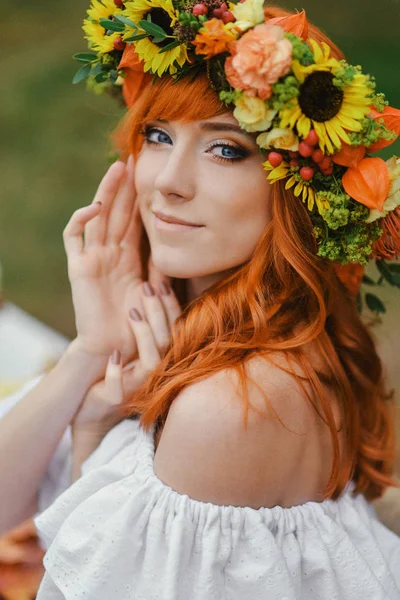 sonbahar portre romantik Kızıl saçlı kadının saçında bir çelenk çiçeklerle