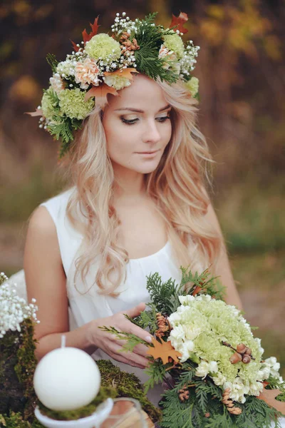 Hösten porträtt av romantisk kvinna med blommor i håret i en krans — Stockfoto