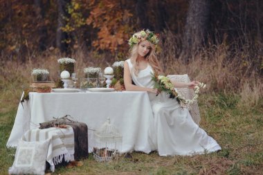 Sonbahar romantik sarışın kadın bitki dekor tablo oturur