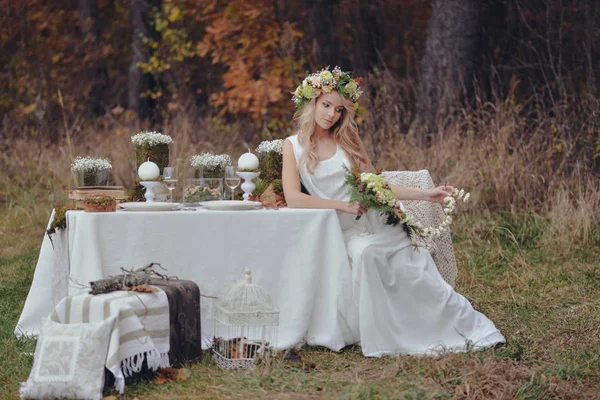 Sonbahar romantik sarışın kadın bitki dekor tablo oturur