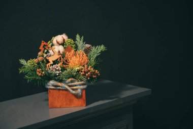 Noel çiçek kompozisyon. bir geyik ile yeni yıl buket