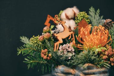 Noel çiçek kompozisyon. bir geyik ile yeni yıl buket