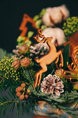 Noel çiçek kompozisyon. bir geyik ile yeni yıl buket