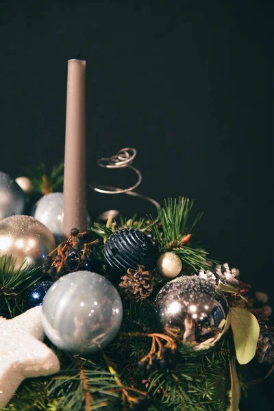 Composición floral navideña. un ramo de Año Nuevo con velas — Foto de Stock