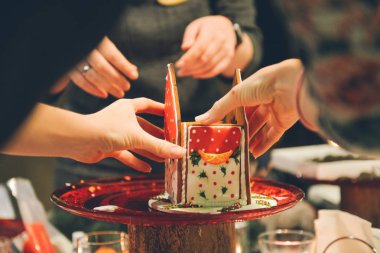 Ellerinizle gingerbread ev yapımı. Noel tatili.